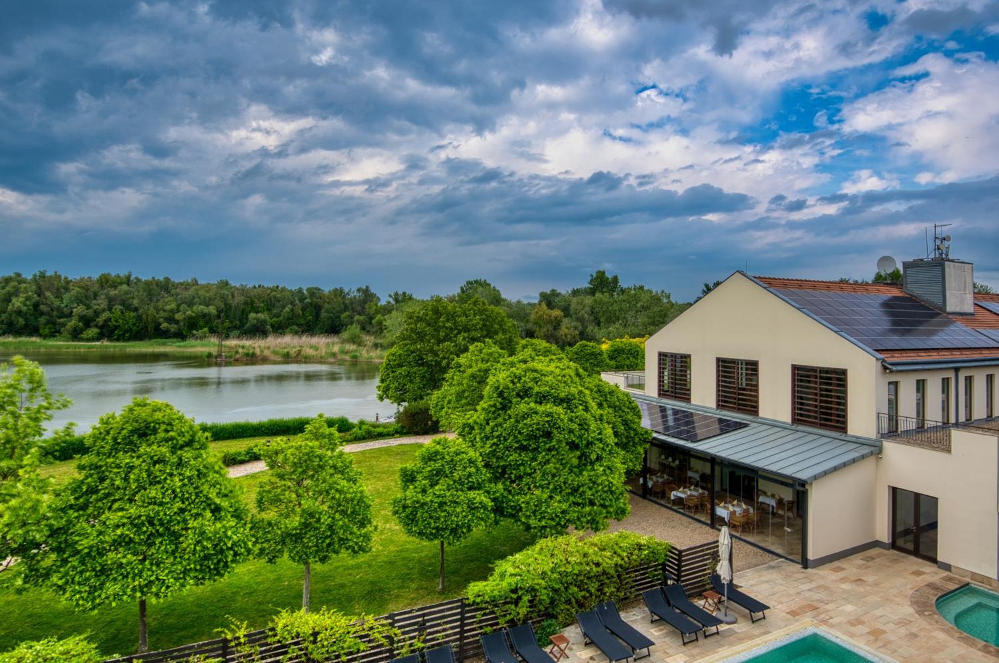 Tisza Balneum Hotel Tiszafured Exterior photo