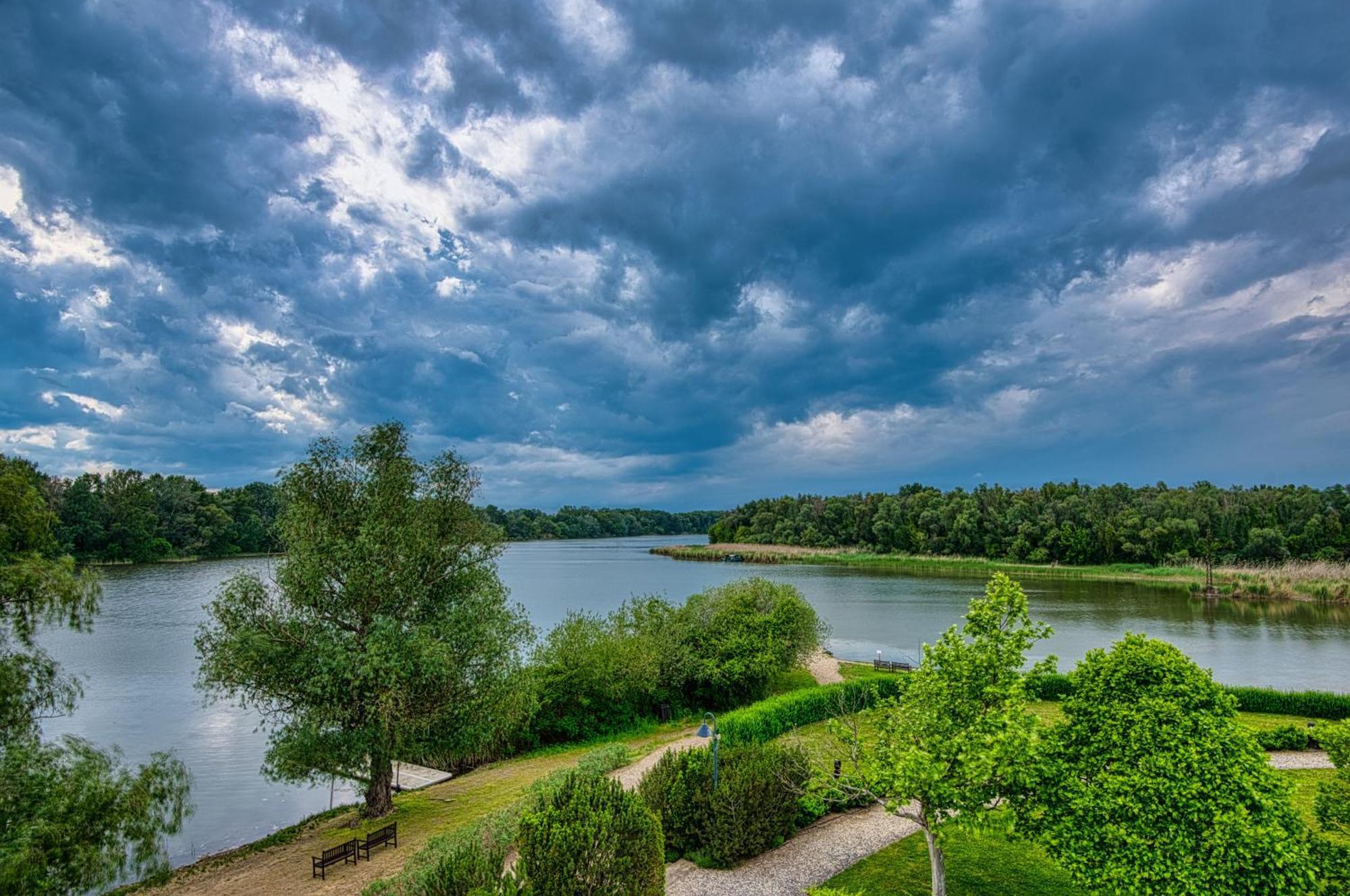 Tisza Balneum Hotel Tiszafured Exterior photo